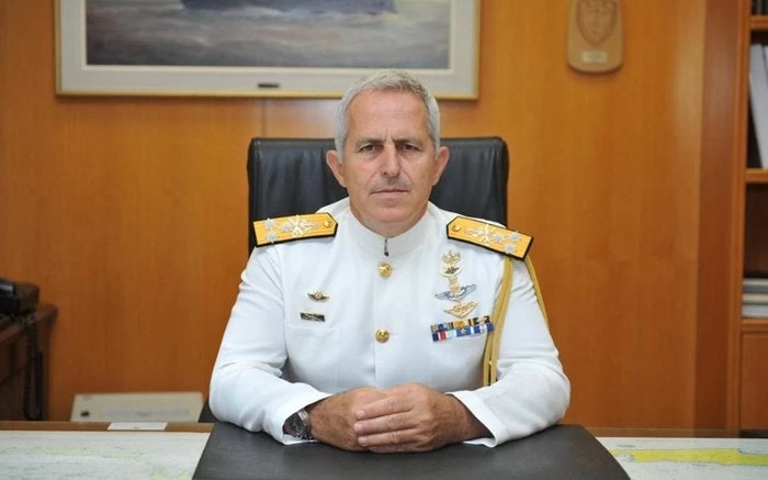 Ο αρχηγός ΓΕΕΘΑ ναύαρχος Αποστολάκης φαβορί για τη θέση του υπουργού Αμυνας